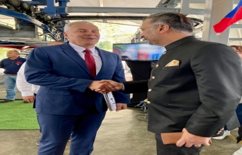 El Embajador Abhishek Singh se reunio con el Ministro de Turismo de Venezuela, Ali Padron, y la Viceministra, Leticia Gomez, en una funcion organizada por el Ministerio de Turismo de Venezuela en Caracas. La cooperacion en el sector turistico es un ambito importante de la cooperacion bilateral.